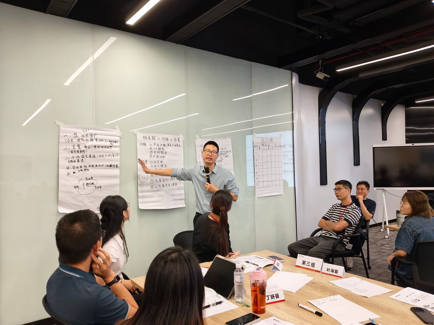 贺玉亮老师对学员作品进行点评